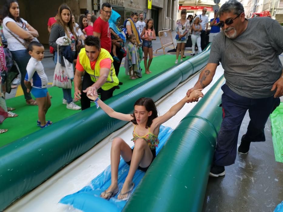 Un tobogán acuático para dar la bienvenida al verano en Marín