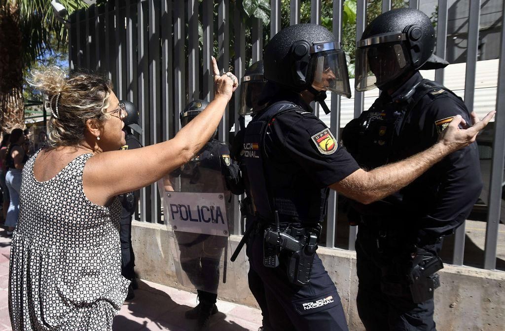 Todas las imágenes de la protesta por la Ebau y las cargas policiales junto a la Consejería de Educación