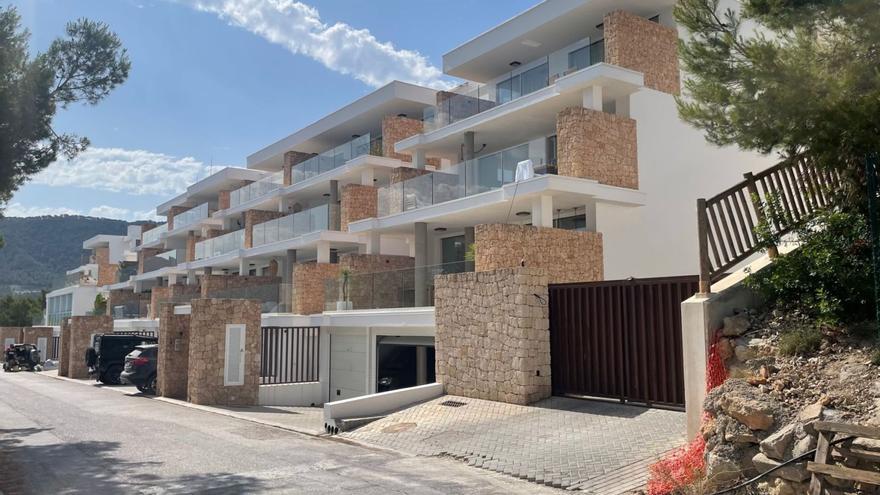 Fachada de la promoción inmobiliaria Vadella 64, en Cala Vedella. | D. I.