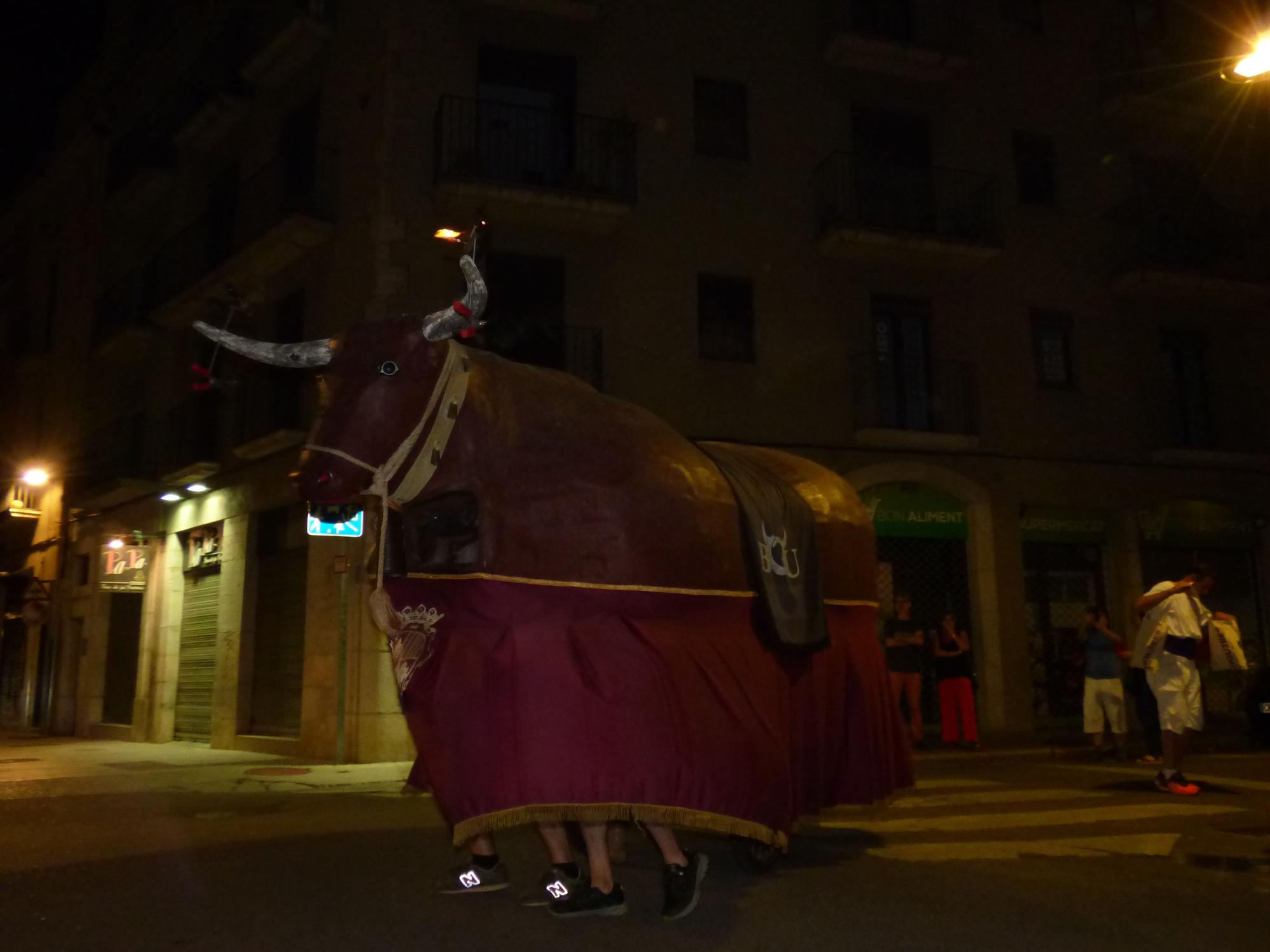 La desfilada de bestiari popular omple els carrers de Figueres