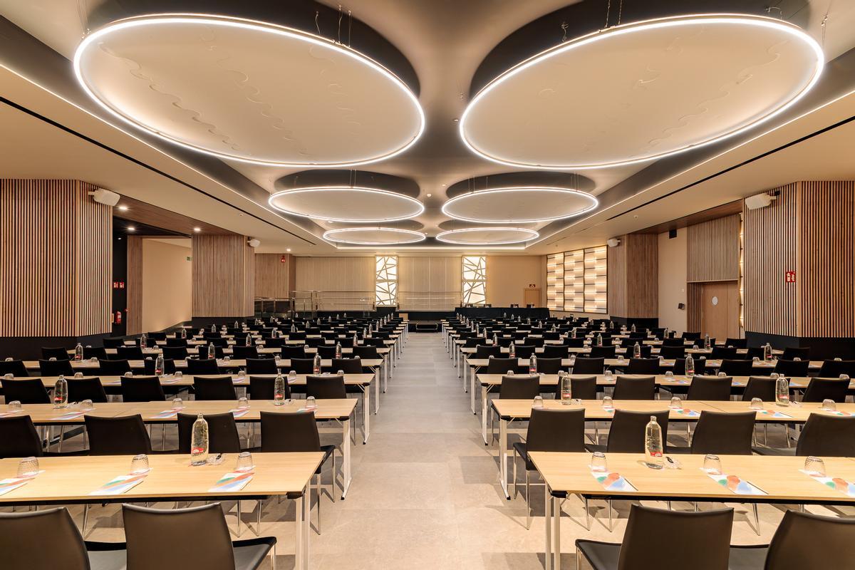 La nueva sala Europa tiene capacidad para casi 500 asistentes en formato de reunión y 250 comensales para banquetes.