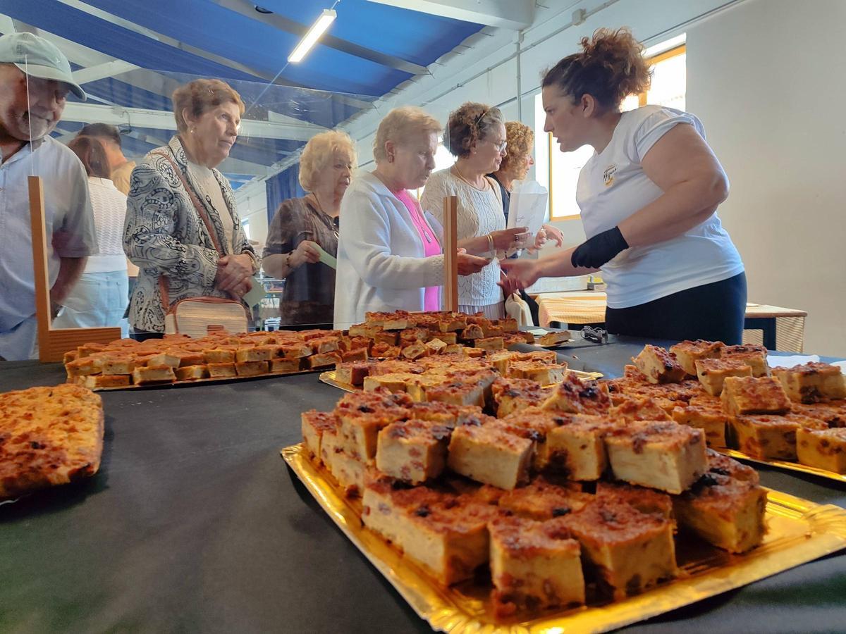 Uno de los bandullos preparados para degustar en el alto de la plaza de abastos de Moaña.