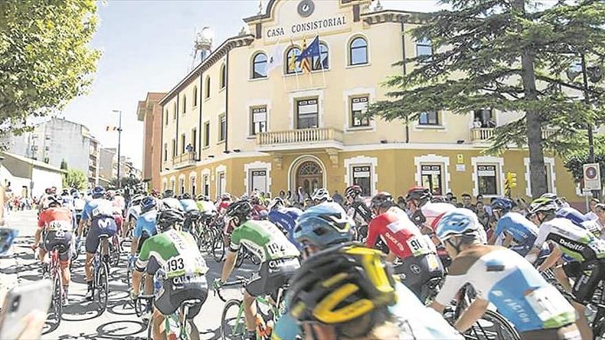 La gran fiesta del ciclismo llena de color las principales calles de Ejea