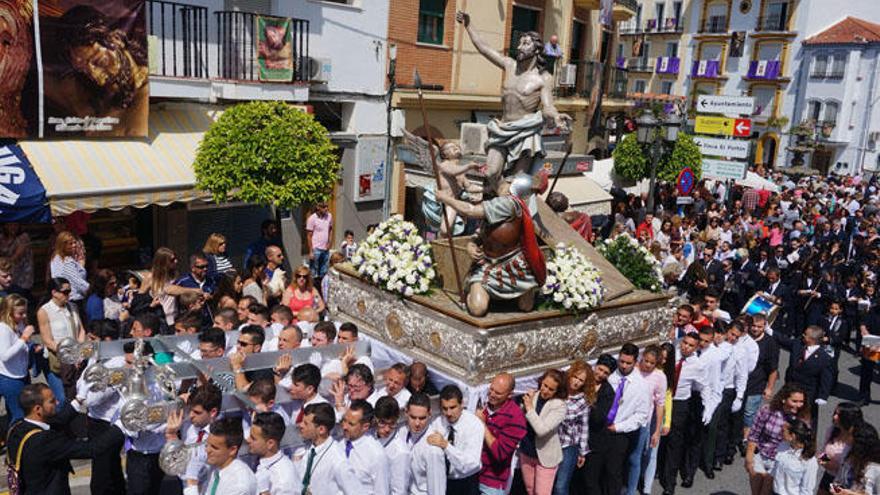 El Santísimo Cristo Resucitado recorre las calles de Alhaurín de la Torre.