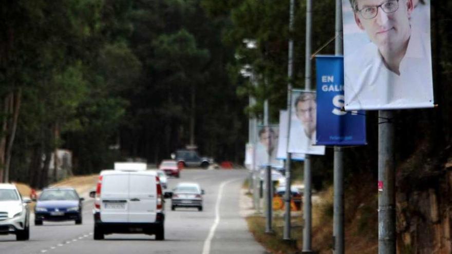 Propaganda electoral del PP en la carretera PO-306, que tendrá que retirarse. // Iñaki Abella