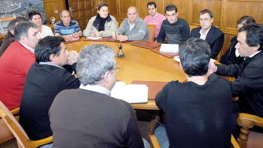 González Carballo (d.), reunido ayer con el comité y representantes de la empresa.