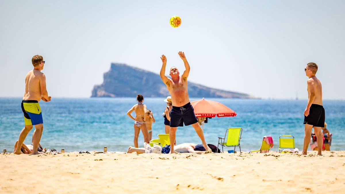 PLANES EN ALICANTE | Turistas juegan en las playas de Benidorm.