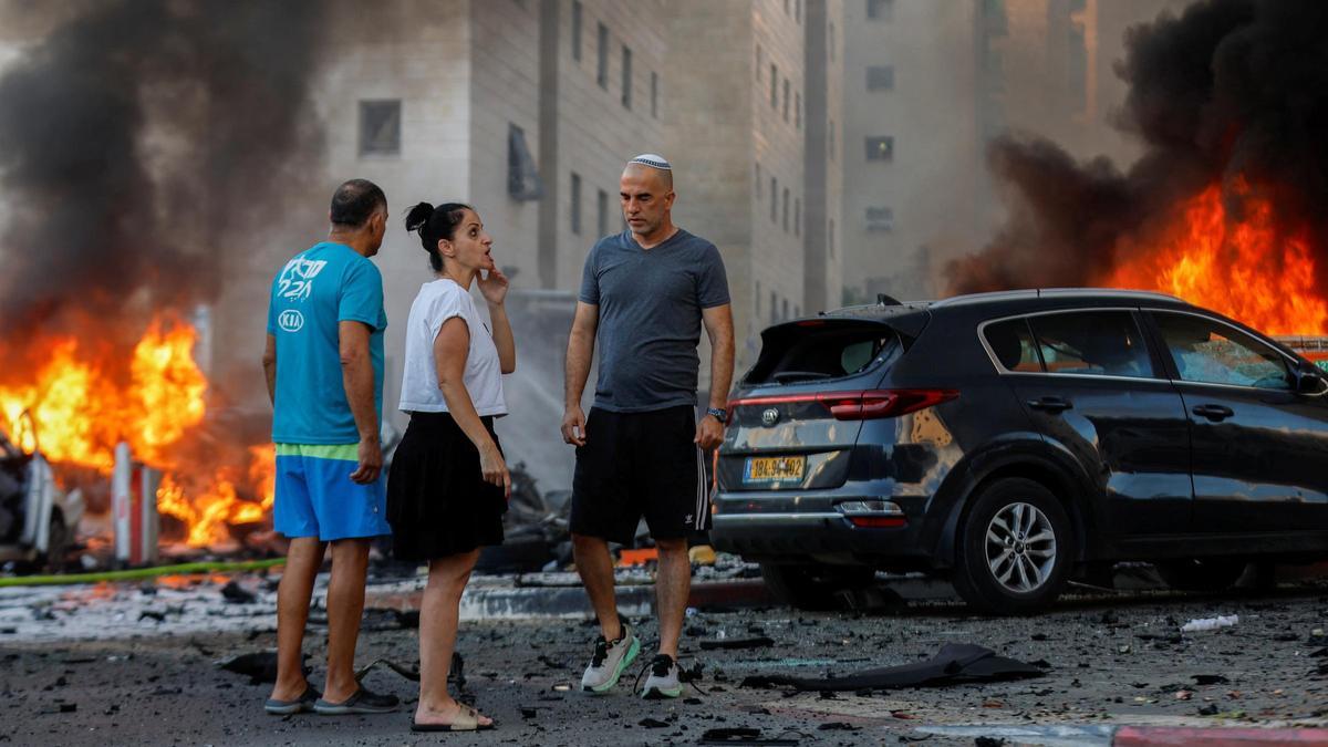 Israelíes miran los resultados de los bombardeos lanzados desde Gaza en Ashkelon (Israel).