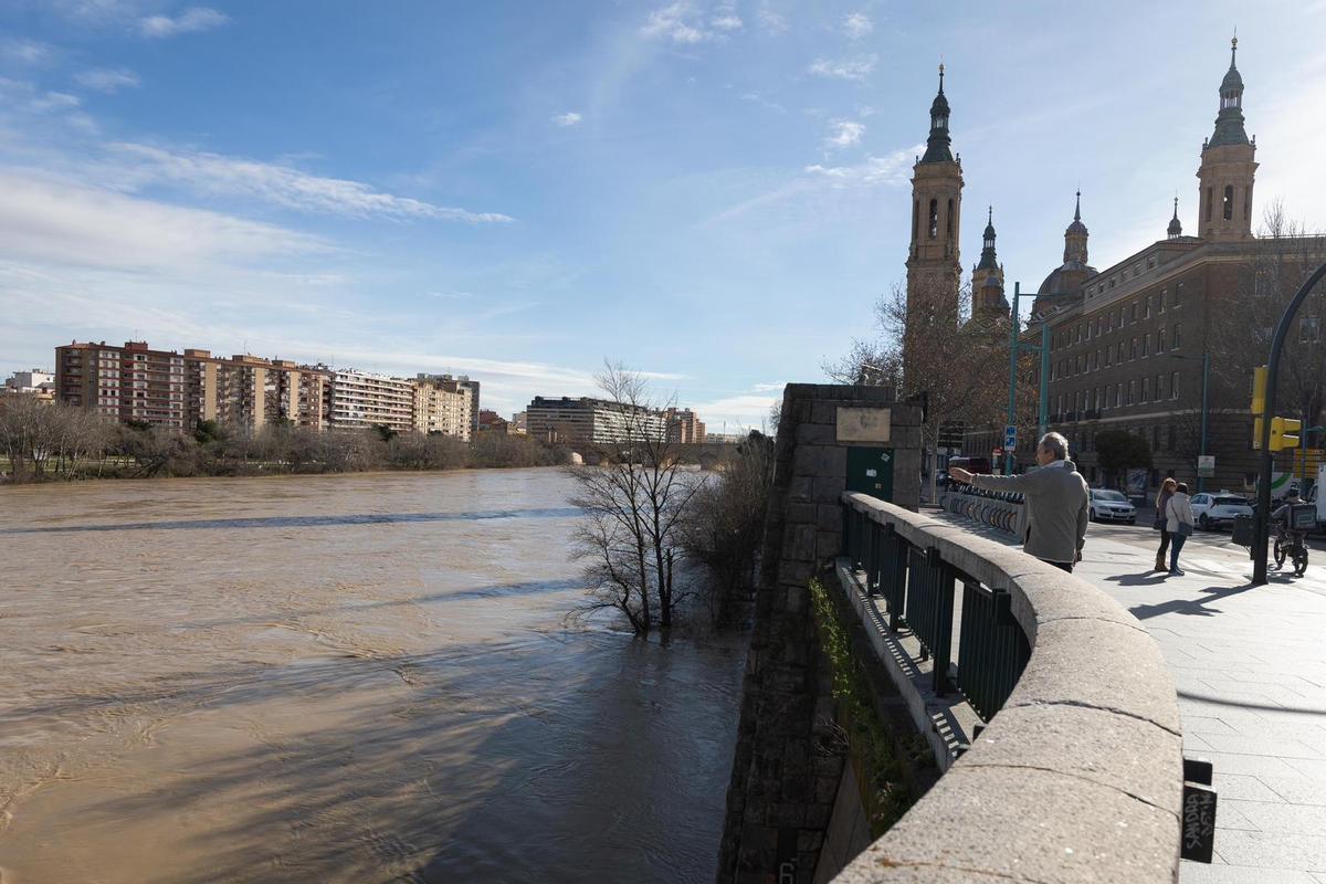 En imágenes I Así está el río Ebro a su paso por Zaragoza este lunes
