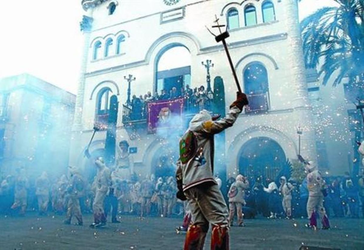 Una colla de diables davant l’Ajuntament de Badalona, a les Festes de Maig del 2010. Una colla de diables davant l’Ajuntament de Badalona, a les Festes de Maig del 2010.