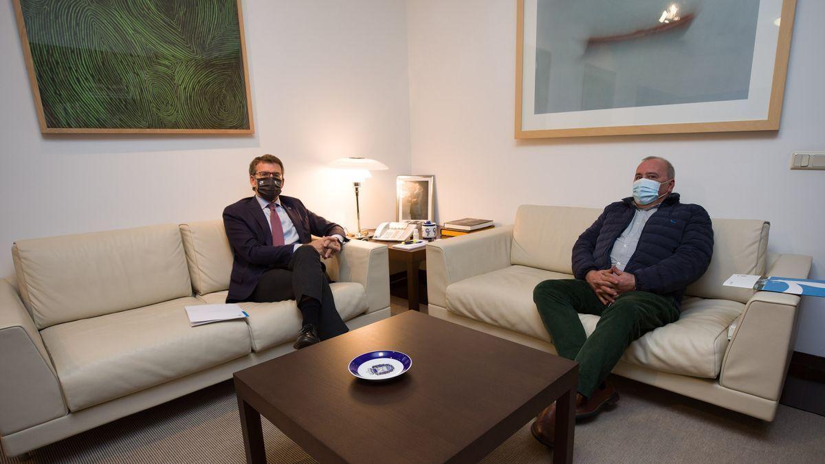 Feijóo y Serrano, en una reunión en 2020, cuando el primero era presidente de la Xunta y el segundo alcalde de Portomarín.