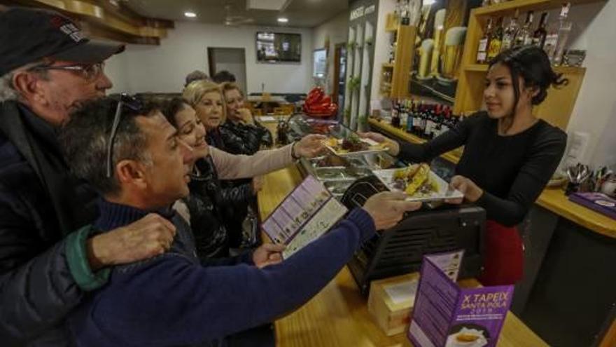 Un grupo de personas tomando las tapas en uno de los restaurantes participantes