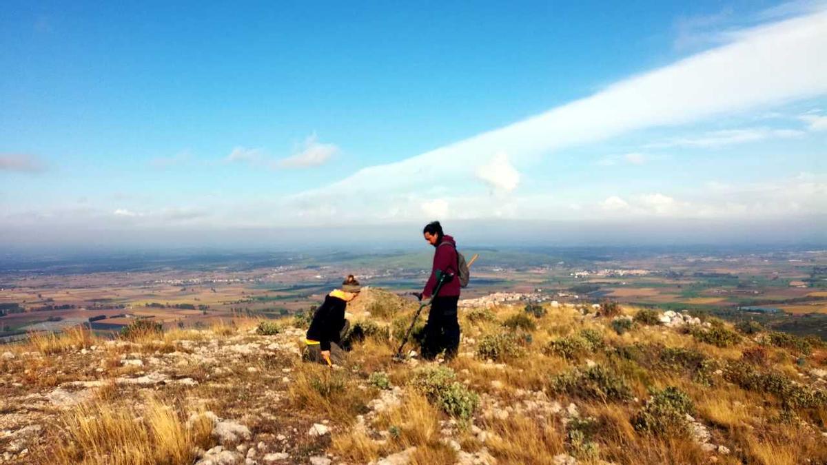 Prospecció a la serra del Montgrí en el marc del projecte arqueològic per localitzar els escenaris de la batalla d&#039;Empúries