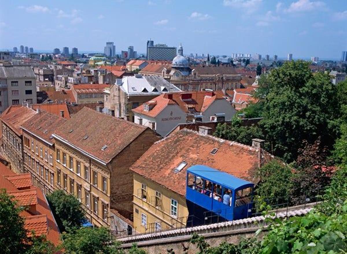 El funicular de Zagreb está situado en la calle Tomi? y conecta las calles Ilica  con Strossmayerovo.