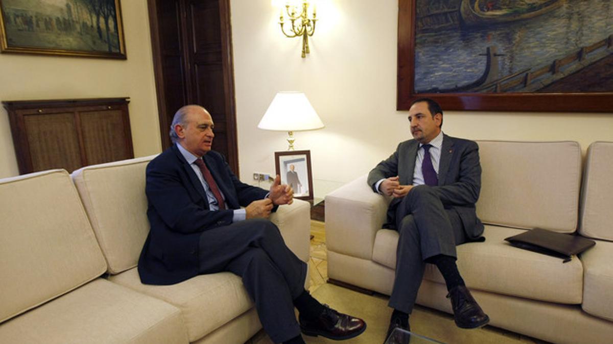 Fernández Díaz (izquierda) y el 'conseller' Ramon Espadaler, en el Ministerio del Interior en Madrid, este lunes.