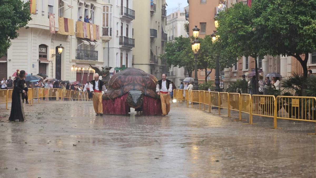 La lluvia desluce la procesión del Corpus en València