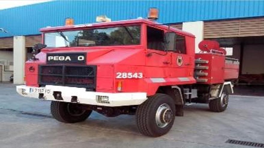 Los bomberos denuncian que cubren incendios forestales con vehículos urbanos
