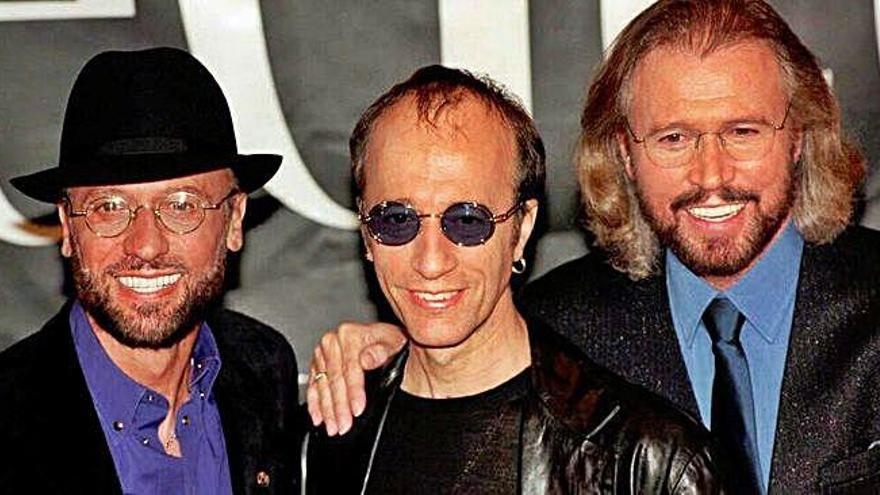 Maurice, Robin y Barry Gibb en una imagen de 1998.