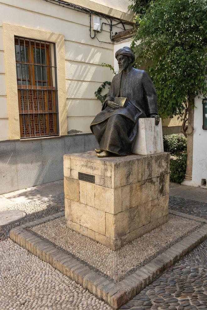 Estatua de Maimónides, en el barrio judío de Córdoba.