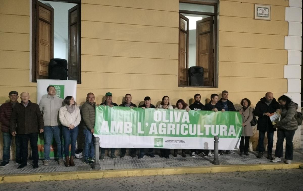 Algunos de los manifestantes con la pancarta.