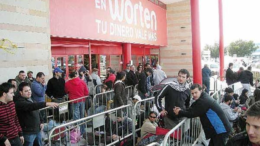 Apertura de la tienda Worten en Santander, abarrotada de clientes esperando en el exterior.