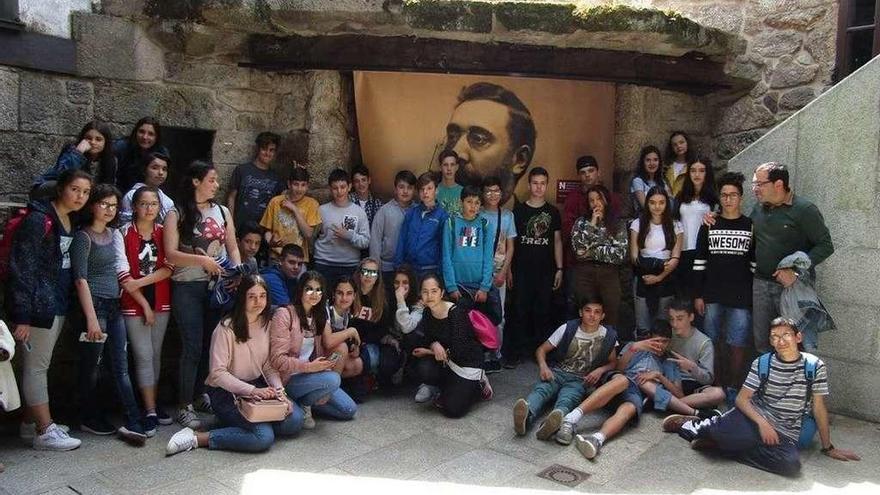Alumnos del IES Pintor Colmeiro visitan la Fundación Curros Enríquez