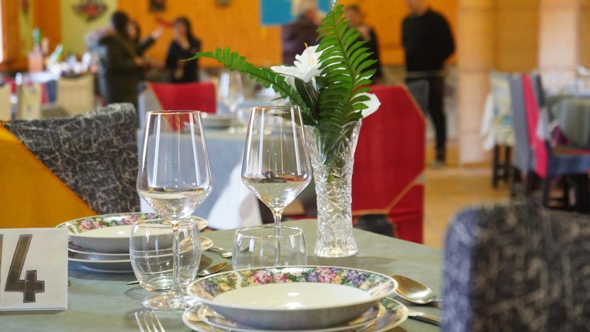 Mesa preparada para dos comensales en un restaurante de la provincia de Zamora. | J. L. F. (ARCHIVO)