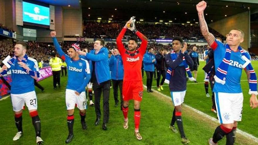 Los jugadores del Rangers festejando en el Ibrox el ascenso.