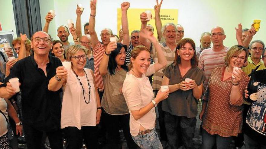 Responsables i militants d&#039;ERC celebrant la victòria al seu local de la plaça Major de Manresa. A les 11 de la nit es va desfermar l&#039;eufòria