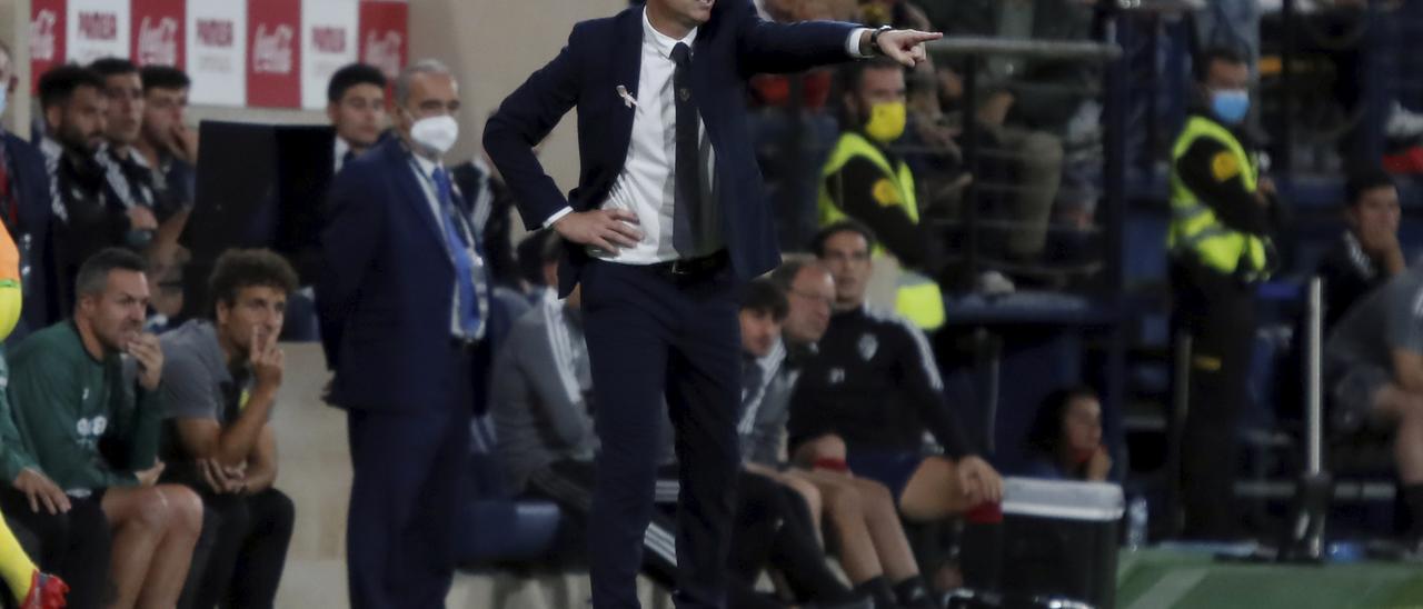 Unai Emery da órdenes durante el partido.