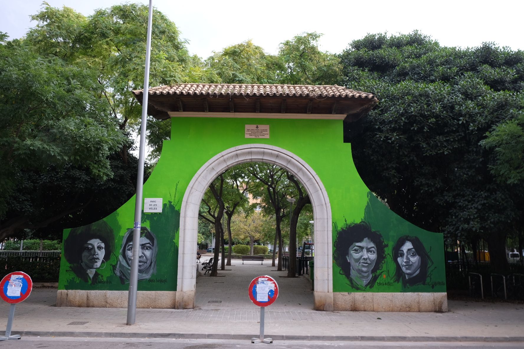 El Ayuntamiento de Palma permite que un mural transforme la histórica puerta del Parc de Ses Veles