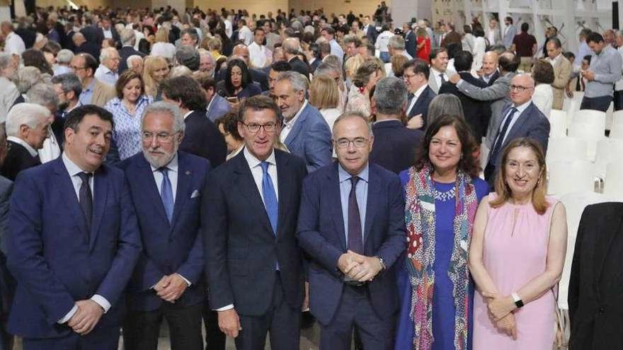 De izquierda a derecha, Román Rodríguez, Miguel Santalices, Alberto Núñez Feijóo, Xosé Sánchez Bugallo, Cecilia Pereira, Ana Pastor y Segundo Pérez, ayer, en Santiago. // Xoán Álvarez