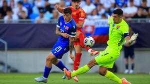 Bratislava (Slovakia), 11/06/2025.- Goalkeeper Lubomir Belko of Slovakia (R) in action against Diego Lopez of Spain (C) during the UEFA Under-21 Championship group stage match between Slovakia and Spain in Bratislava, Slovakia, 11 June 2025. (Eslovaquia, España) EFE/EPA/MARTIN DIVISEK