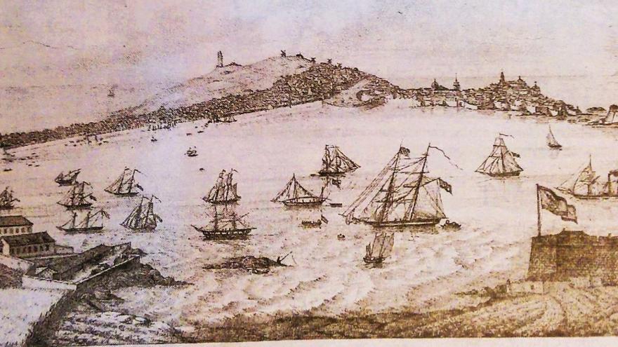 Grabado con una vista antigua de A Coruña y, a la derecha, maqueta de la antigua ciudad construida en 1989. | Colección JRS