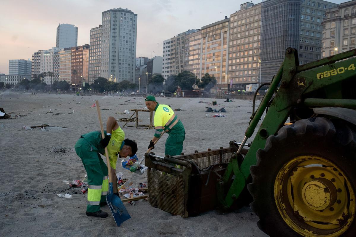Más de 200.000 personas celebraron San Juan en una noche sin incidencias destacadas, con menos intoxicaciones etílicas y la mitad de basura en las playas que hace un año. Más de 200.000 personas celebraron San Juan en una noche sin incidencias destacadas, con menos intoxicaciones etílicas y la mitad de basura en las playas que hace un año.