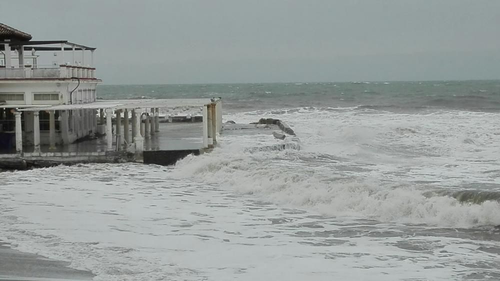 Temporal de viento y olas en las playas de Málaga