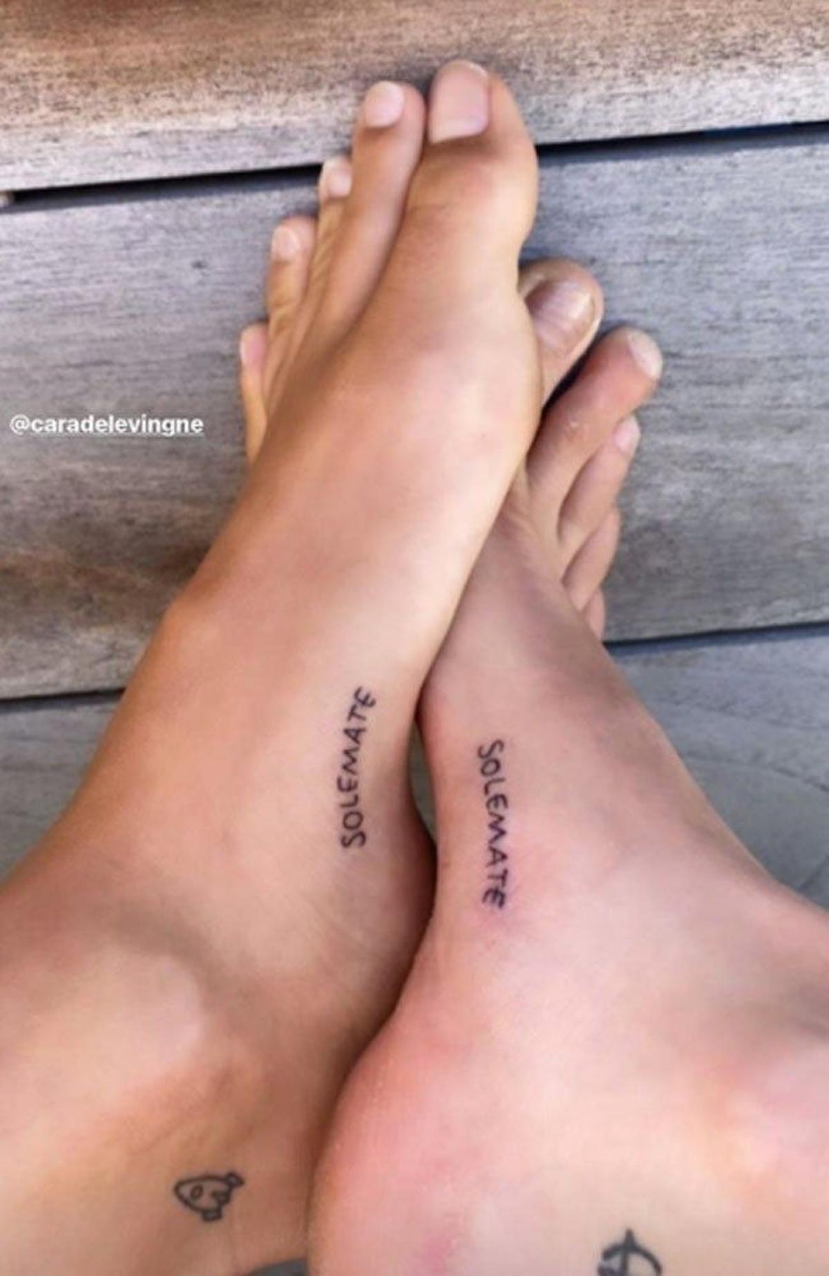 Los pies de Kaia Gerber y Cara Delevingne