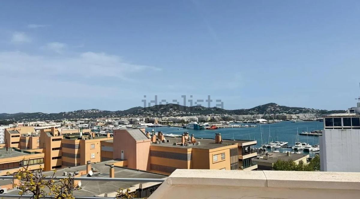 A la venta un ático en Ibiza con unas vistas de 360 grados "que quitan el aliento”: desde Dalt Vila a Talamanca
