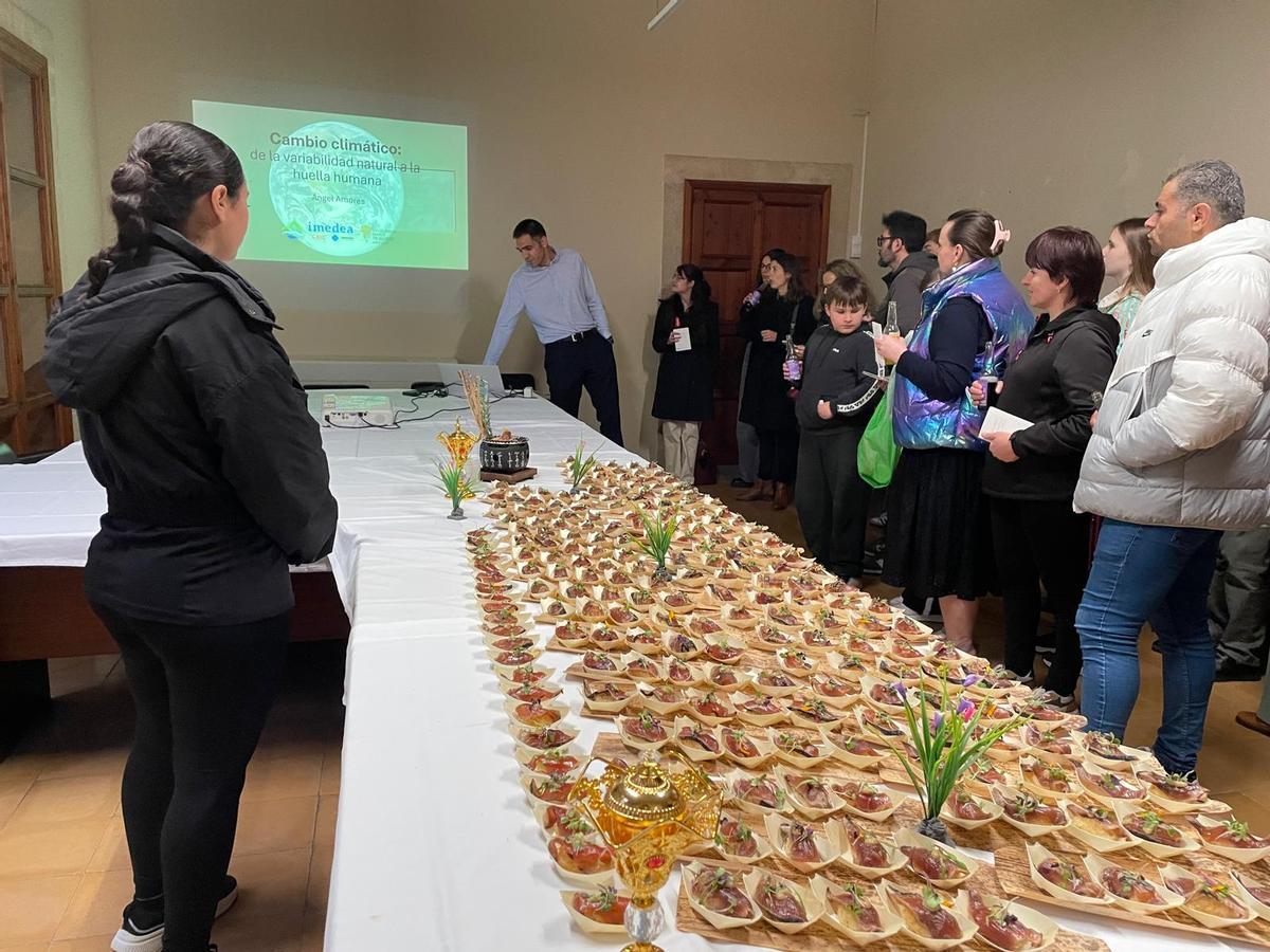 FOTOS | Investigadores de la UIB dan pistas de cómo será el futuro en un evento que combina ciencia, cine y gastronomía