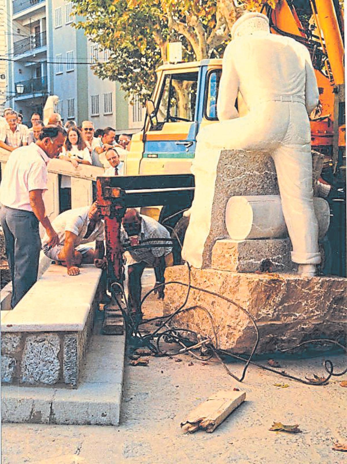 La escultura 'Picapedrer' de Guillem Terrassa en una imagen de la década de los 80.