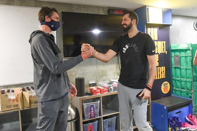 Pau Gasol visita en el entreno a sus compañeros del FC Barcelona.