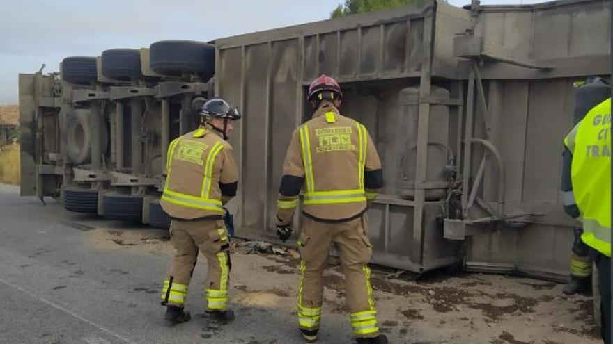 Bomberos en el lugar del accidente.