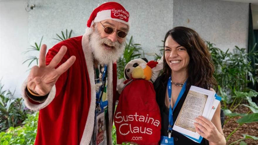 La historia de Sustainaclaus, el Papá Noel que reparte esperanza frente a la crisis climática: "Es el regalo que el mundo necesita"