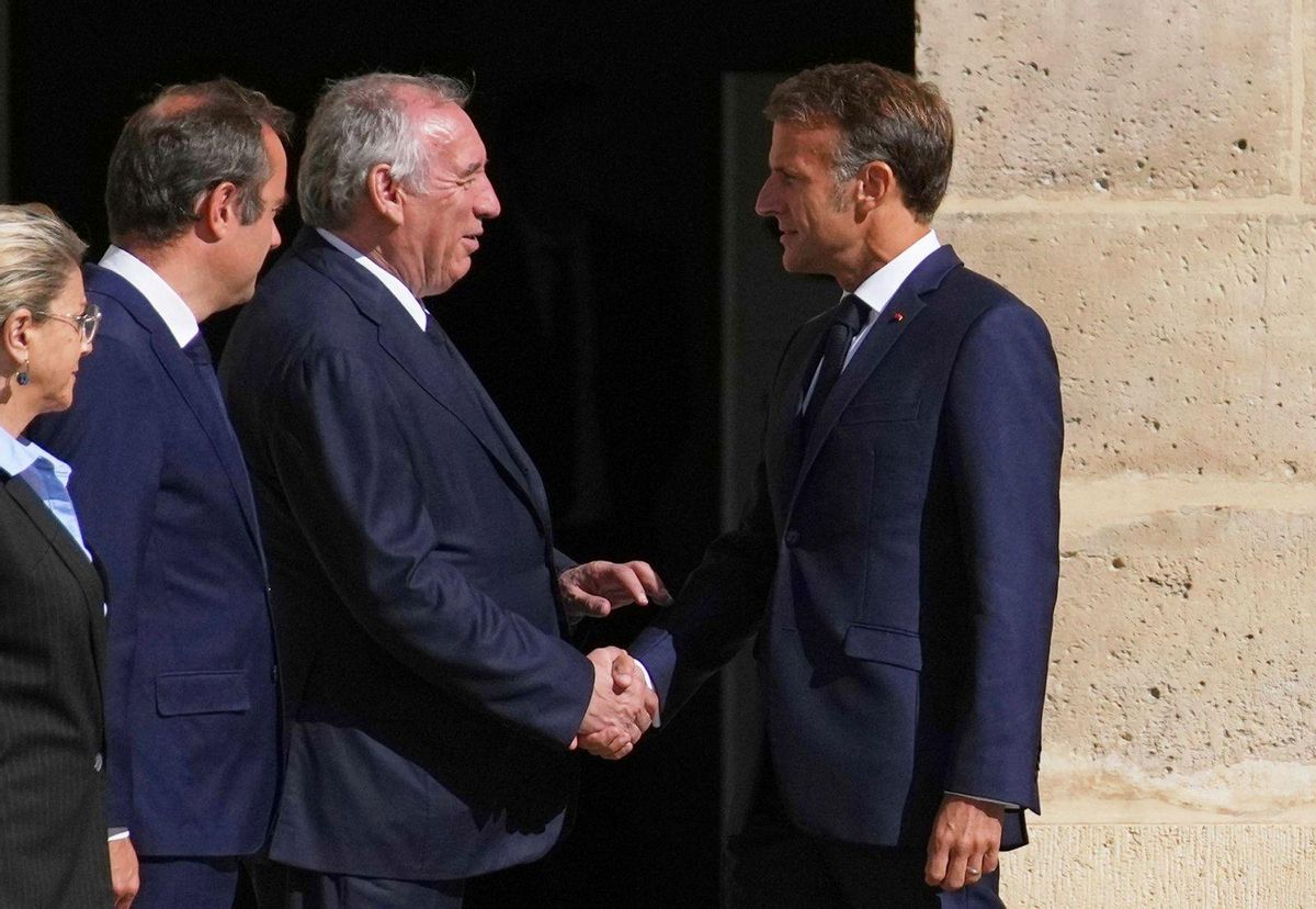 Macron busca en els socialistes la taula de salvació per seguir a l’Elisi