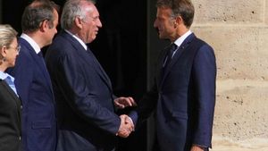 Macron busca en els socialistes la taula de salvació per seguir a l’Elisi