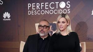 El director de Cine Álex de la Iglesia y la actriz Carolina Bang posan en el estreno de su pelicula’ Perfectos Desconocidos’ en el cine Capitol de Madrid, el pasado 5 de octubre del 2017.