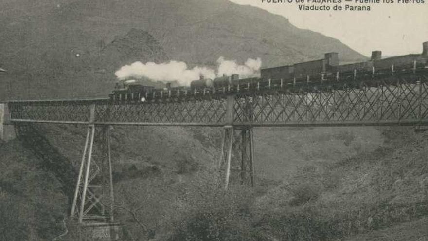 Un tren pasa por el puente de Eiffel.