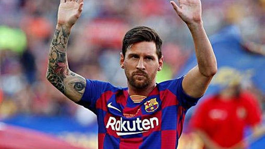 Messi saluda a la afición en el Trofeo Joan Gamper.