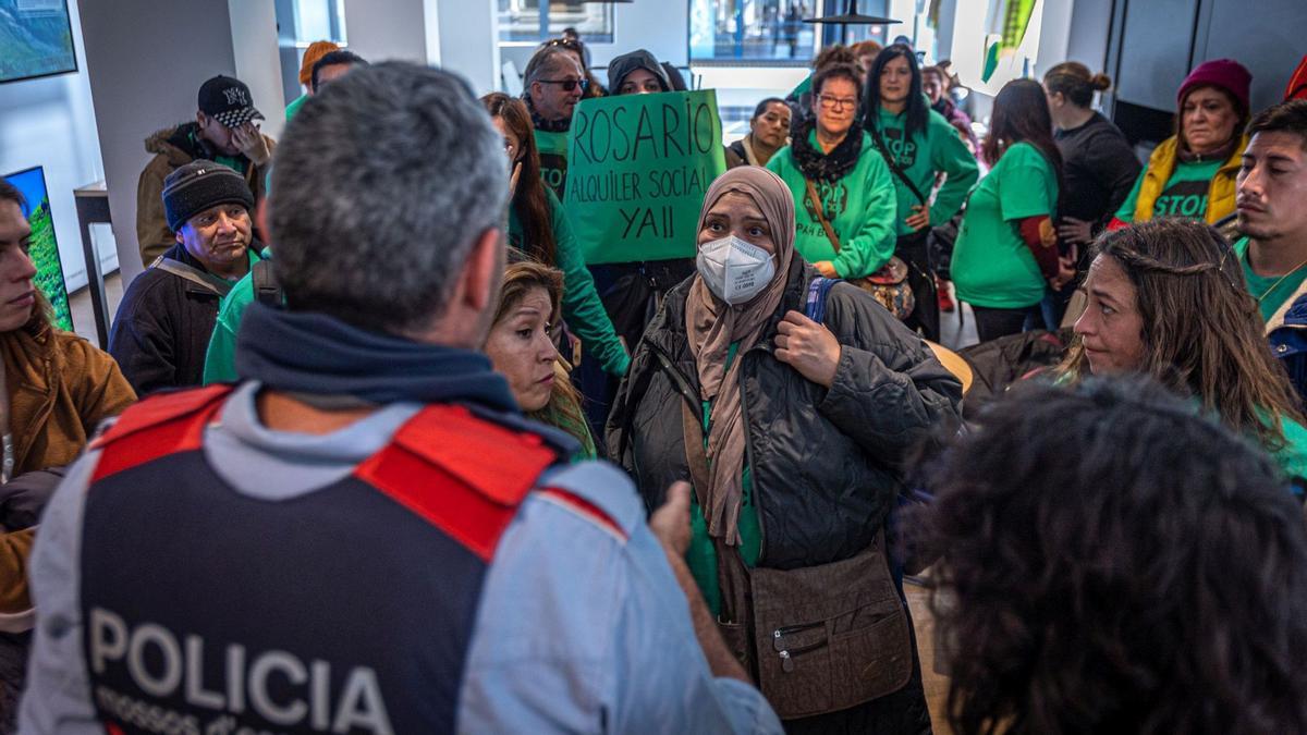 Acción de la Pah  para reclamar alquileres sociales para Djamila y Rosario