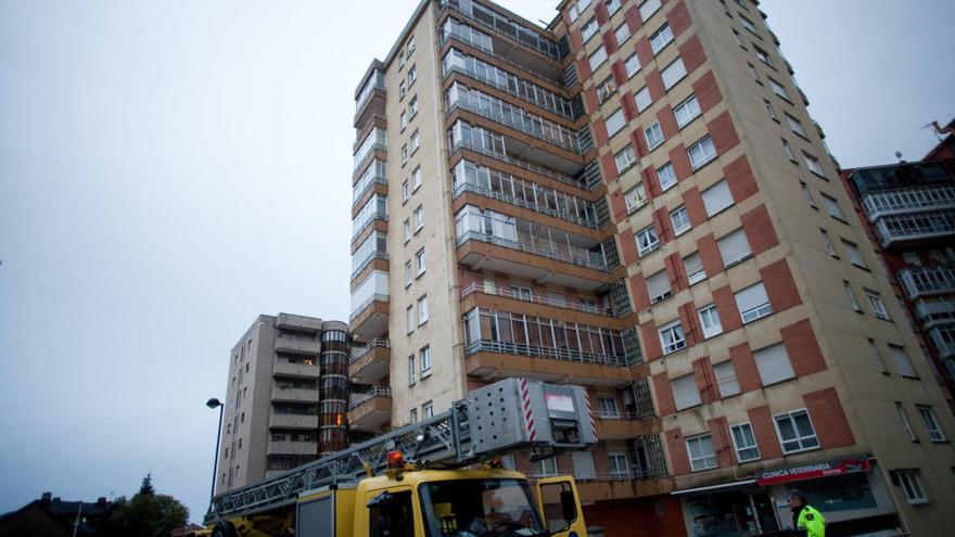 Un vehículo de los bomberos en la calle Luis Treillard de Salinas.